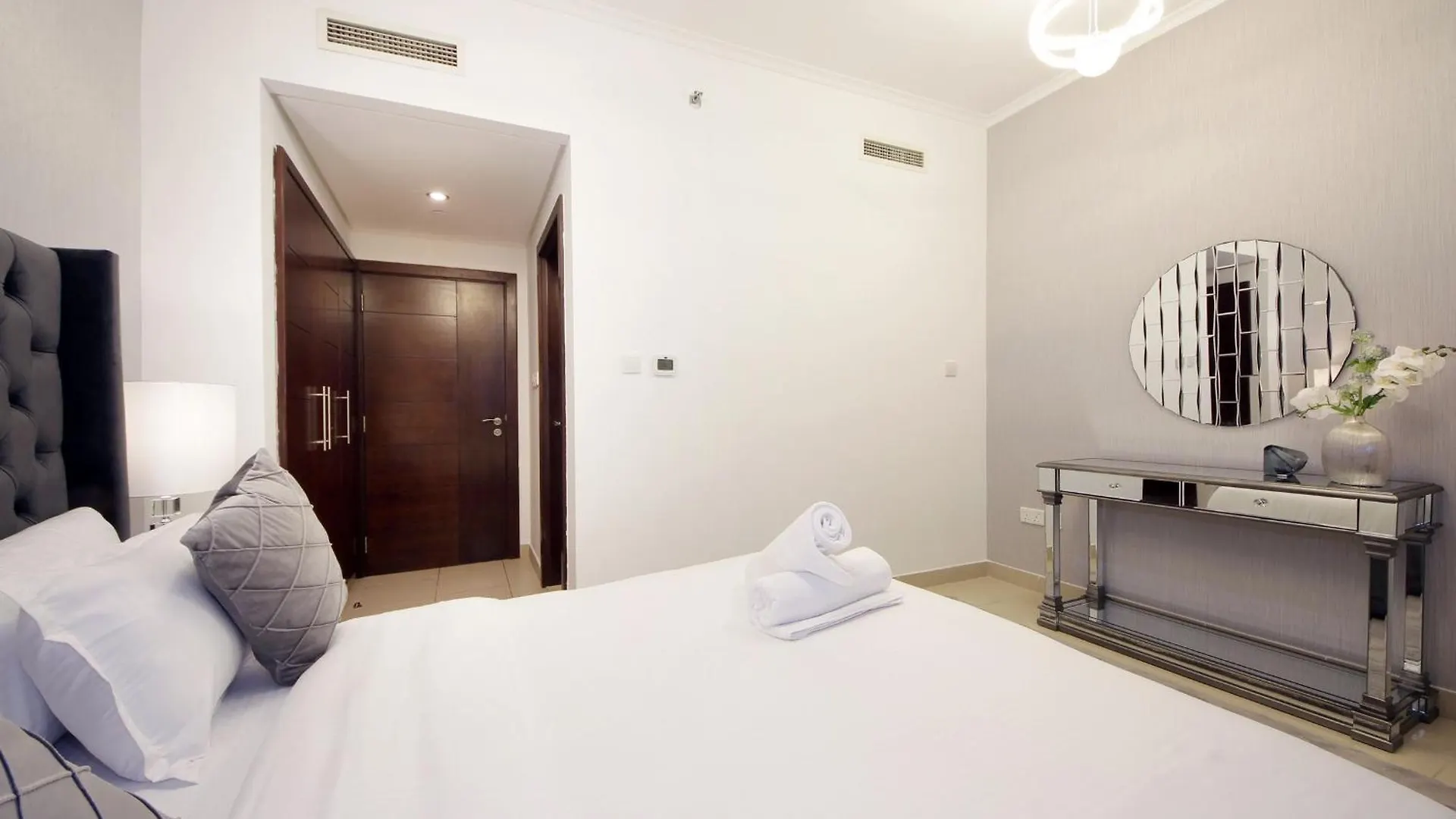Stylish 2 Bedroom With Stunning Downtown View - Burj Views Tower East Dubai